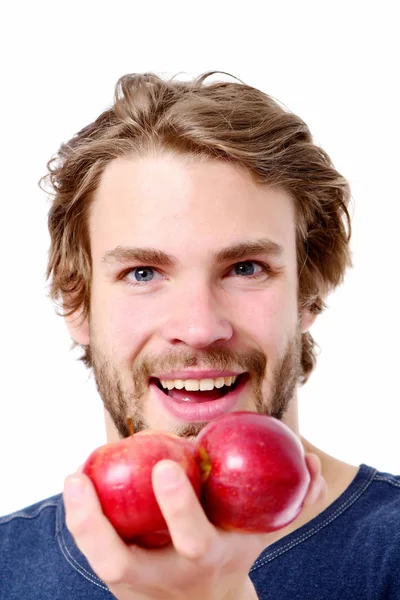Hombre con cara feliz y sonriente sosteniendo manzanas rojas — Foto de Stock
