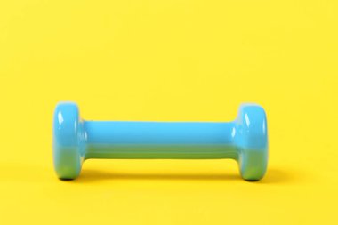 Dumbbell bir plastik Sarı zemin üzerine açık mavi renk