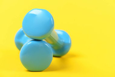 Mavi renkte plastik dambıl