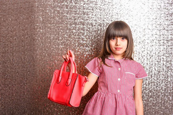 유행 빨간 가죽 가방 작은 꽤 웃는 소녀 — 스톡 사진
