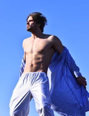 Mavi çizgili pijamalı beyaz maço.