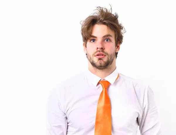 Καυκάσιος έκπληκτος μάγκας με όξινη πορτοκαλί γραβάτα — Φωτογραφία Αρχείου