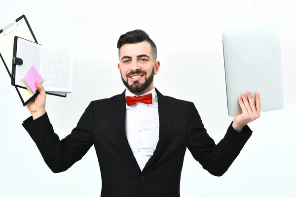 Glimlachende werkgever in klassiek zwart pak en rode strikje — Stockfoto