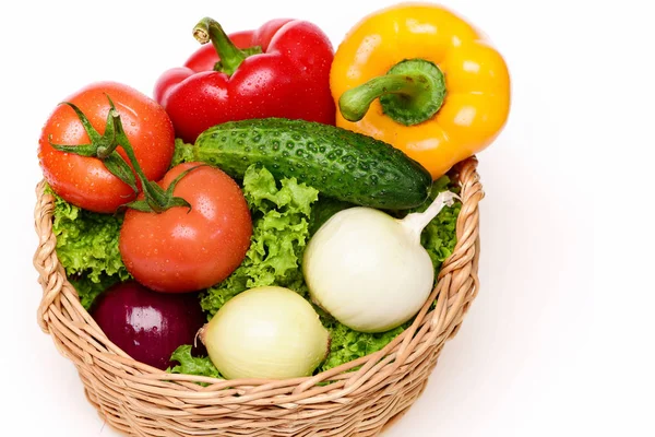 Fitness concept, groenten, sla, tomaten, uien, paprika, komkommer in mand — Stockfoto