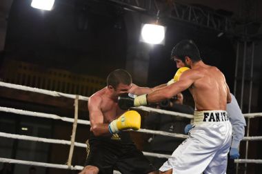 boksörler sıralaması için kavga sırasında halka