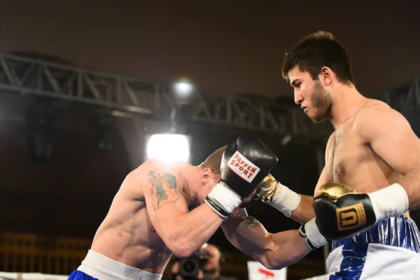 Boxeurs dans le ring pendant la lutte pour les points de classement — Photo