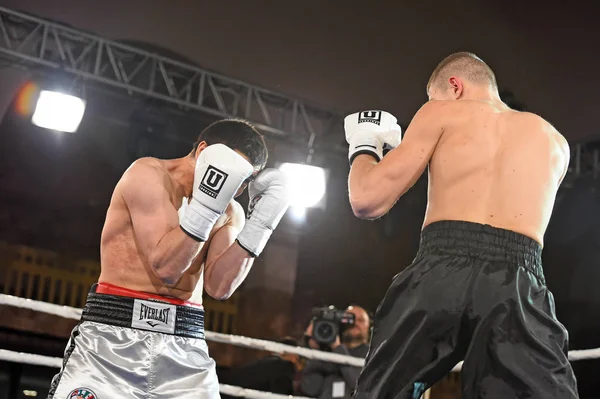 Боксерів в кільце під час бою для ранжирування точок — стокове фото