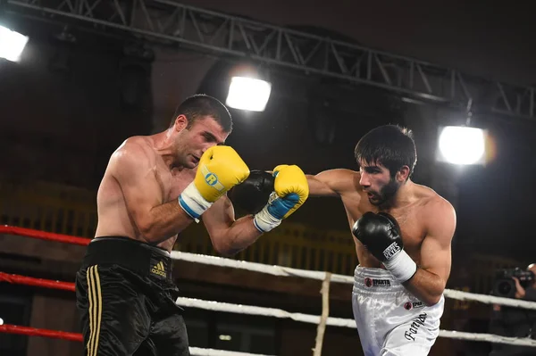 Boxeadores en el ring durante la lucha por los puntos de clasificación — Foto de Stock