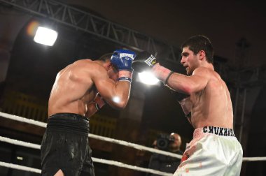 boksörler sıralaması için kavga sırasında halka