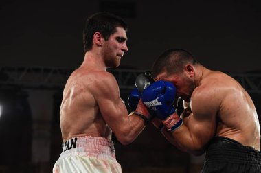 boksörler sıralaması için kavga sırasında halka