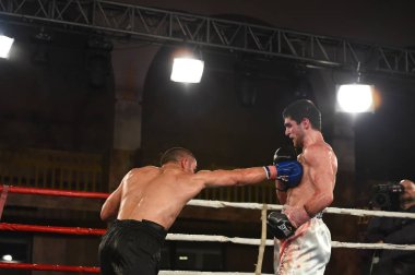 boksörler sıralaması için kavga sırasında halka