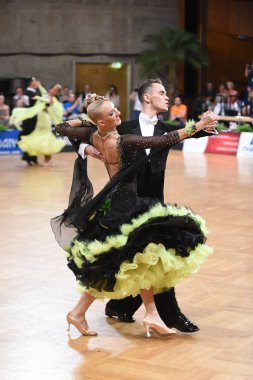 Alman Açık Şampiyonası 'nda Grand Slam Standart sırasında dans eden kimliği belirsiz bir çift.