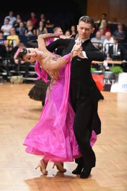 Alman Açık Şampiyonası 'nda Grand Slam Standart sırasında dans eden kimliği belirsiz bir çift.