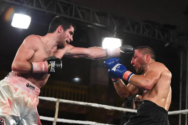 boksörler sıralaması için kavga sırasında halka