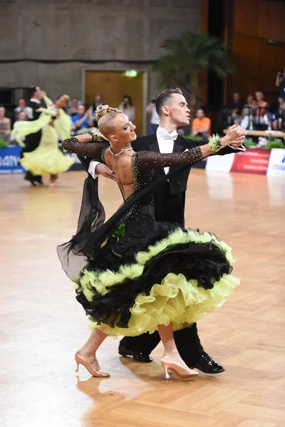 Alman Açık Şampiyonası 'nda Grand Slam Standart sırasında dans eden kimliği belirsiz bir çift.