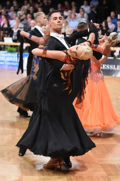 Una pareja de baile no identificada en una pose de baile durante el Grand Slam Standart en el Campeonato Abierto de Alemania — Foto de Stock