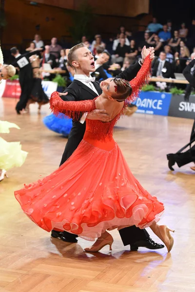 Una pareja de baile no identificada en una pose de baile durante el Grand Slam Standart en el Campeonato Abierto de Alemania — Foto de Stock