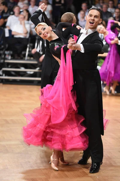 Una pareja de baile no identificada en una pose de baile durante el Grand Slam Standart en el Campeonato Abierto de Alemania — Foto de Stock