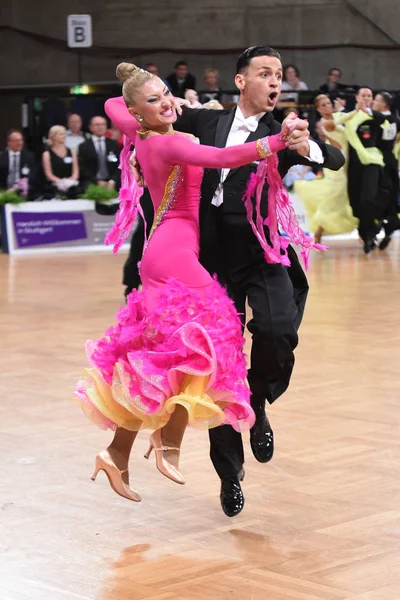 Una pareja de baile no identificada en una pose de baile durante el Grand Slam Standart en el Campeonato Abierto de Alemania — Foto de Stock