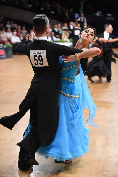 Una pareja de baile no identificada en una pose de baile durante el Grand Slam Standart en el Campeonato Abierto de Alemania — Foto de Stock