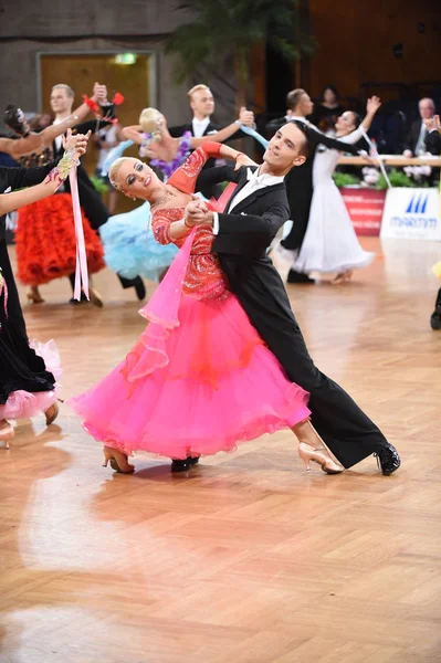 An unidentified dance couple in a dance pose during Grand Slam Standart at German Open Championship — Stock Photo, Image