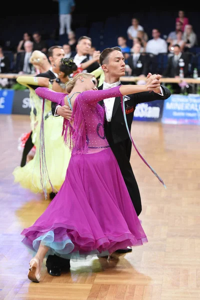 Niezidentyfikowana para taneczna w pozycji tanecznej podczas Grand Slam Standart na German Open Championship — Zdjęcie stockowe