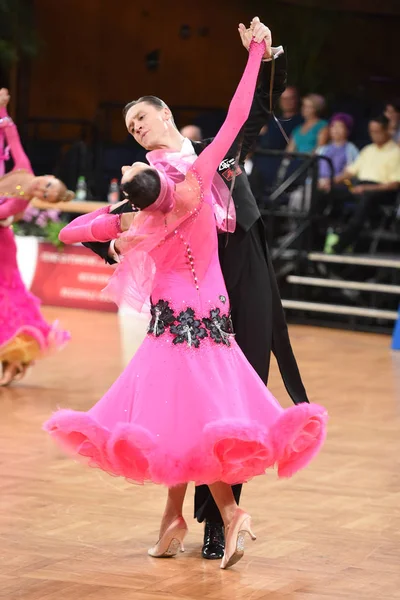 Um casal de dança não identificado em uma pose de dança durante o Grand Slam Standart no Campeonato Aberto Alemão — Fotografia de Stock