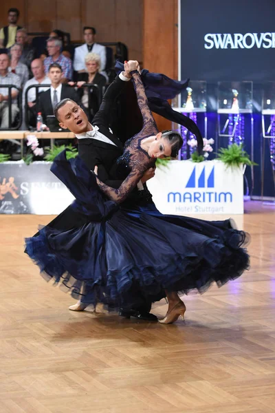 Ett oidentifierat danspar i en danspose under Grand Slam Standart på German Open Championship — Stockfoto