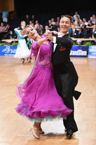 Niezidentyfikowana para taneczna w pozycji tanecznej podczas Grand Slam Standart na German Open Championship — Zdjęcie stockowe