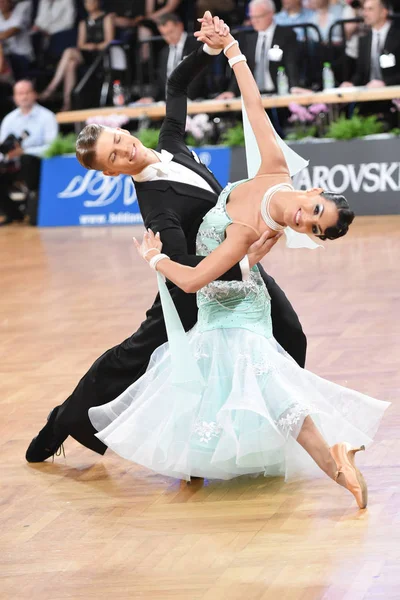 Una pareja de baile no identificada en una pose de baile durante el Grand Slam Standart en el Campeonato Abierto de Alemania — Foto de Stock