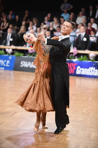 Una pareja de baile no identificada en una pose de baile durante el Grand Slam Standart en el Campeonato Abierto de Alemania — Foto de Stock