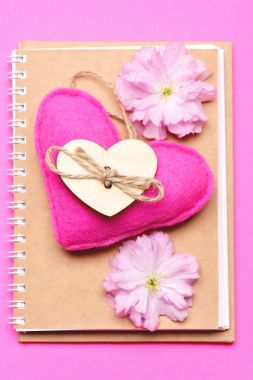 Eko tasarım ve yumuşak keçe kalp yapılan defter