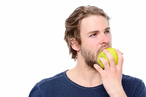 Hombre con vista sexy, expresión de la cara reflexiva morder manzana verde — Foto de Stock