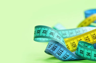 Ölçü birimi teyp siyan, mavi ve sarı renklerde düzensiz bükülmüş