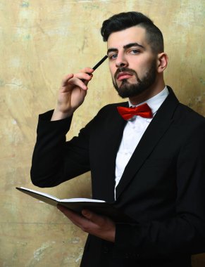 Sakallı ve saç düzenleyicisi olan genç bir sigortacı.