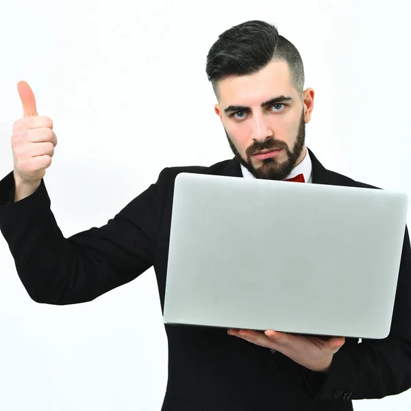 Αντίχειρας επάνω για γενειοφόρος επιχειρηματίας macho με λευκό ανοιχτό φορητό υπολογιστή — Φωτογραφία Αρχείου