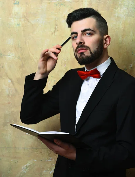 Sakallı ve saç düzenleyicisi olan genç bir sigortacı.