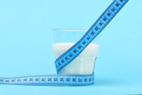 Ταινία για τη μέτρηση αναδιπλώνεται γύρω από το ποτήρι γάλα — Φωτογραφία Αρχείου