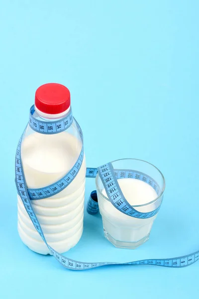 Flasche und Glas mit Milch umwickelt — Stockfoto