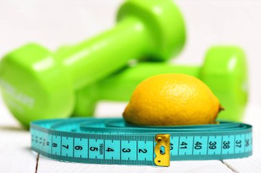 Mavi bant roll dumbbells yakınındaki sulu limon ile ölçme