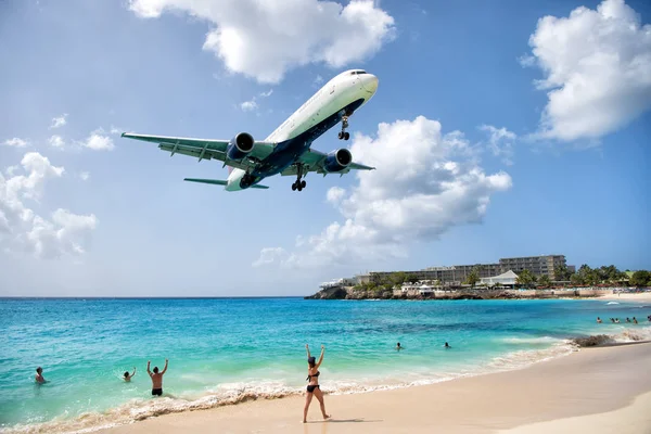 Παραλία παρατηρούν χαμηλή πτήση αεροπλάνα προσγείωση κοντά στην παραλία Μάχο — Φωτογραφία Αρχείου