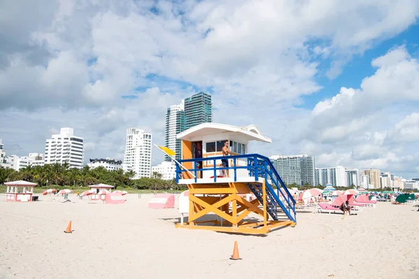 Salvavidas hombre patrullando playa en torre de madera — Foto de Stock