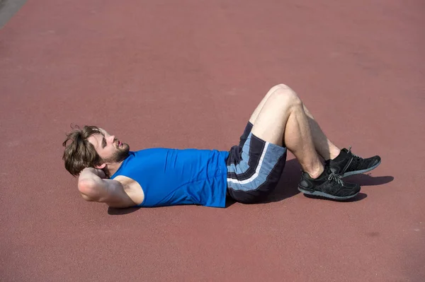 Atlético barbudo hombre con cuerpo muscular haciendo ejercicios para abdo — Foto de Stock