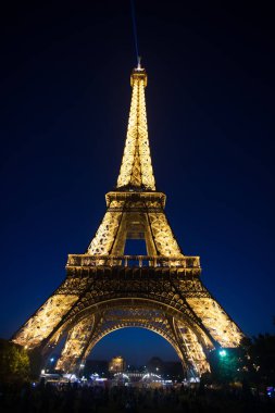 Eyfel Kulesi Paris, Fransa'da gün batımında. Romantik seyahat arka plan.