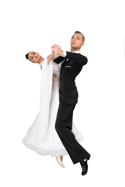 Ballrom casal de dança em uma pose de dança isolado em bachground branco — Fotografia de Stock