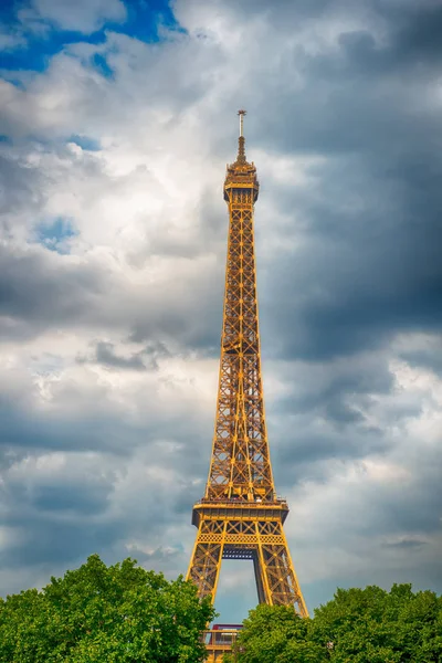 Πύργος του Άιφελ στο ηλιοβασίλεμα στο Παρίσι, Γαλλία. Ρομαντικό ταξίδι με φόντο. HDR — Φωτογραφία Αρχείου