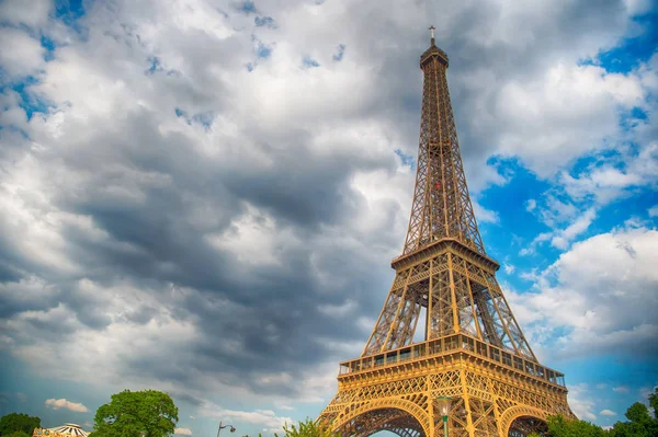 Эйфелева башня на закате в Париже, Франция. HDR-фон для путешествий . — стоковое фото