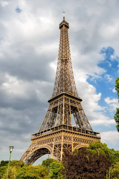 Эйфелева башня на закате в Париже, Франция. Романтические путешествия . — стоковое фото