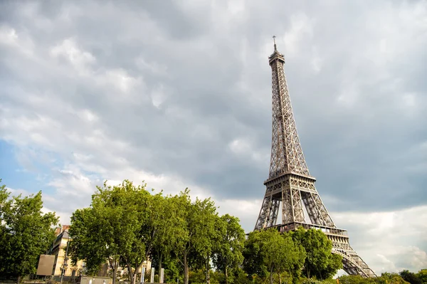 Eiffel-torony, napnyugtakor, Párizs, Franciaország. Romantikus utazás háttér. — Stock Fotó