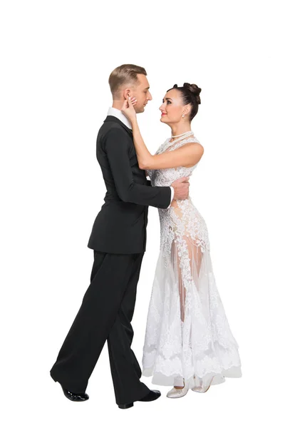 Ballrom danza pareja en amor, cogido de la mano aislado en blanco bachground — Foto de Stock